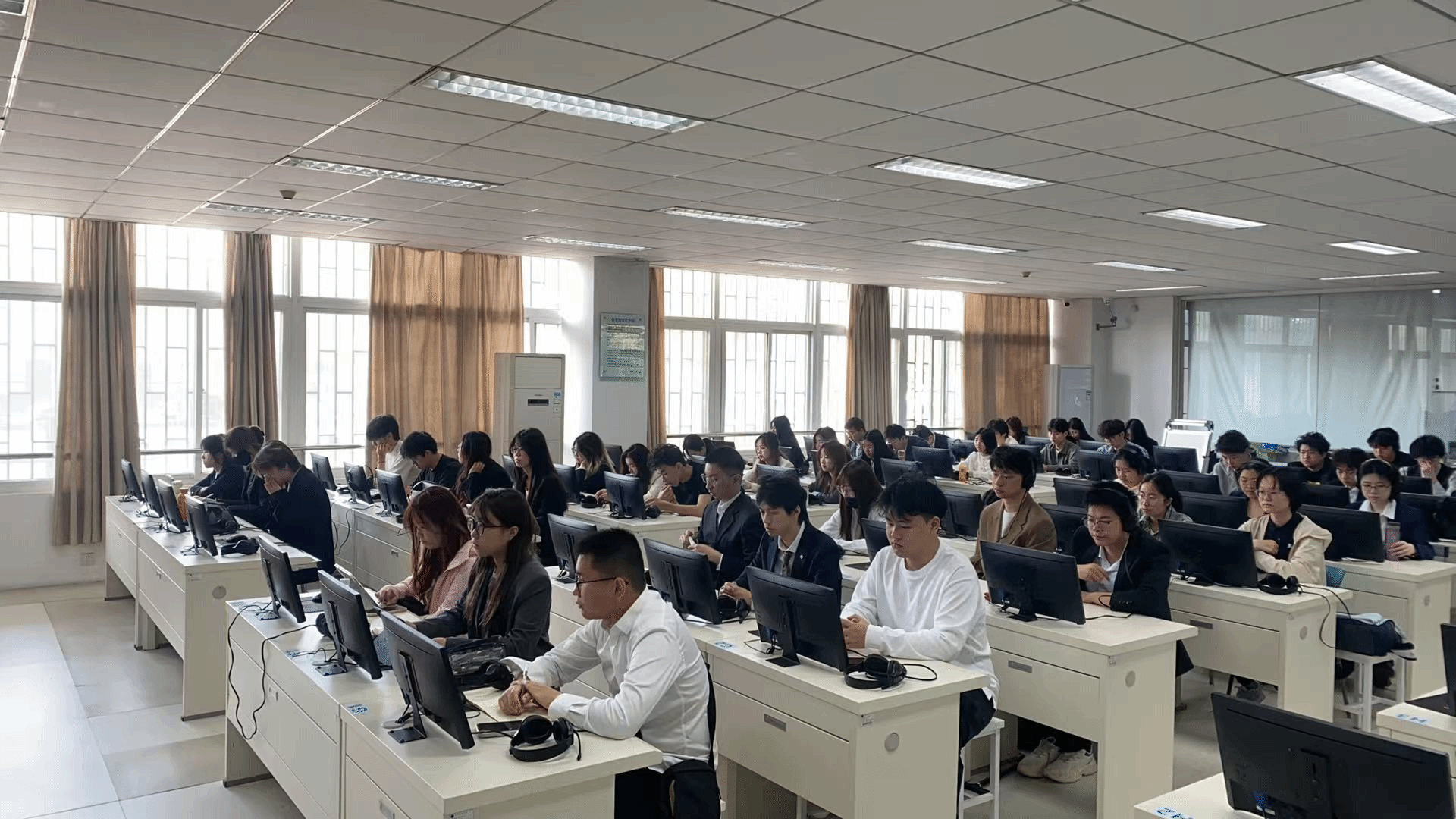 新加坡管理学院SIM海外教学中心（WUHAN） 2024级学生启航新学期，国内外师资共筑学术殿堂