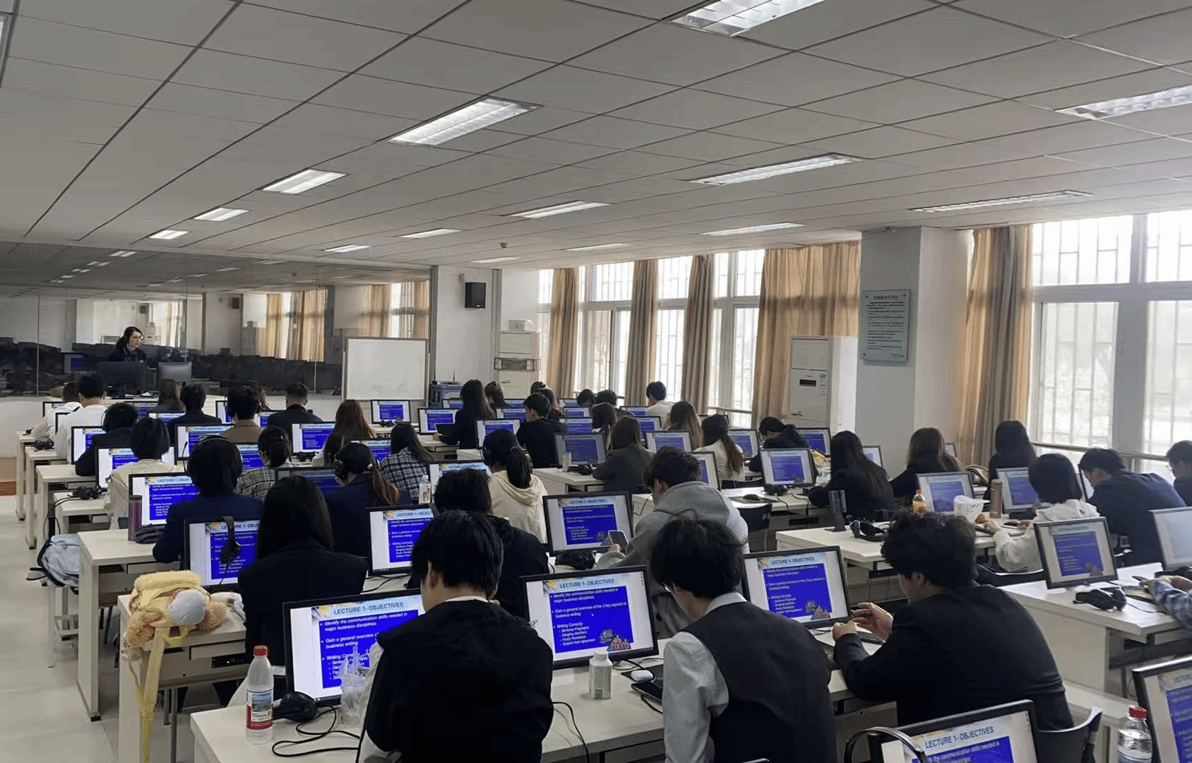 新加坡管理学院SIM海外教学中心（WUHAN） 2024级学生启航新学期，国内外师资共筑学术殿堂