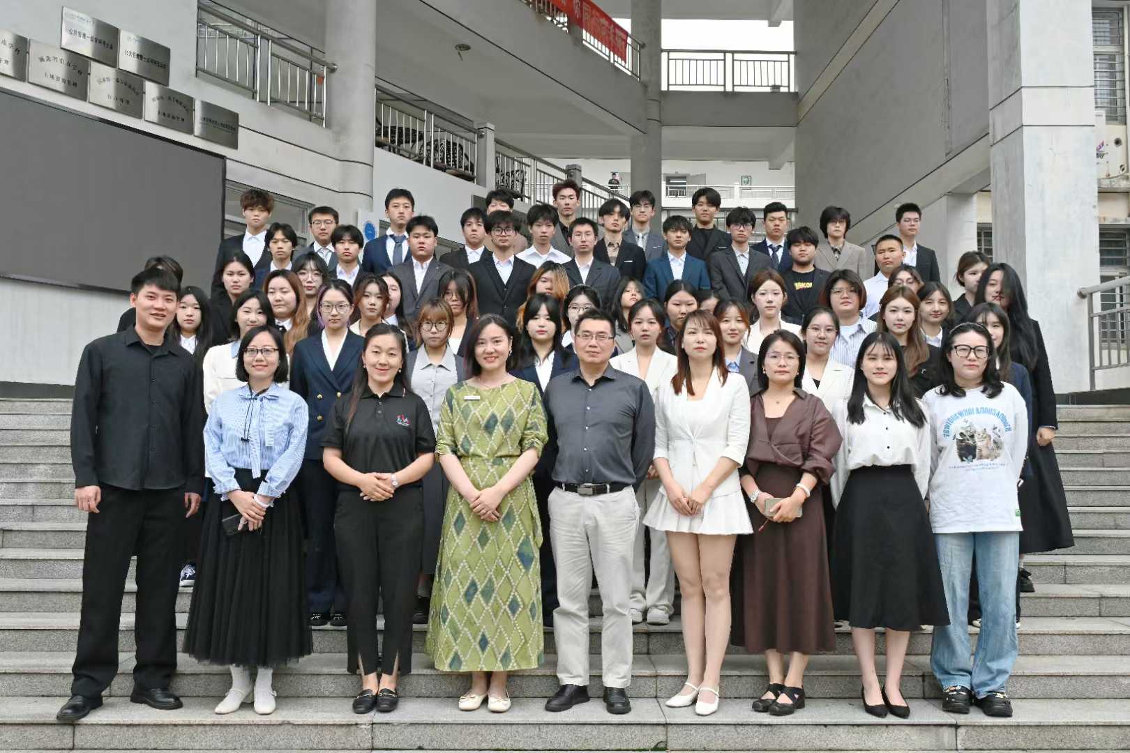 欢迎新加坡管理学院SIM代表来中国地质大学（武汉）外国语学院交流会谈